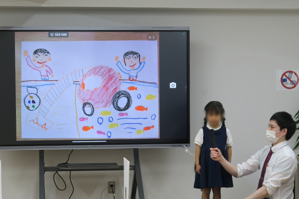 発表をする女の子
