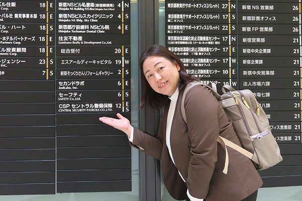 セントラル警備保障の会社プレートを指すふじもんの写真