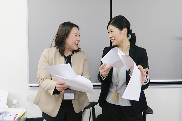 診断結果を見て笑い合うふじもんとおすずさん