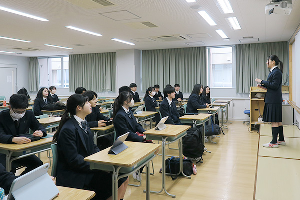 体育大会実行委員会委員長が報告する写真