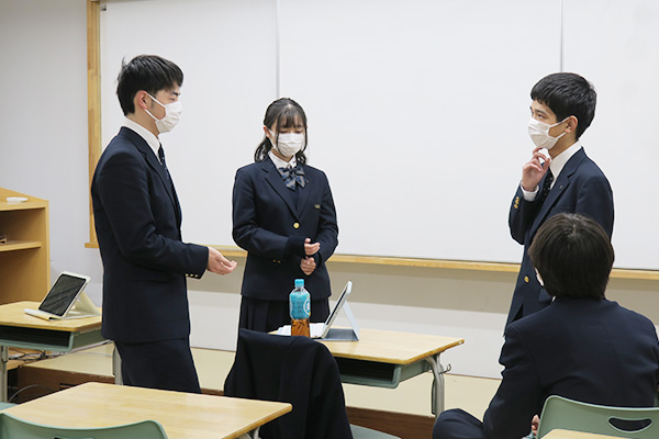 三役を話し合いで決める学級委員会2年生