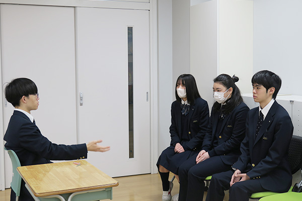 3年生にレクチャーを受ける新3年生の写真
