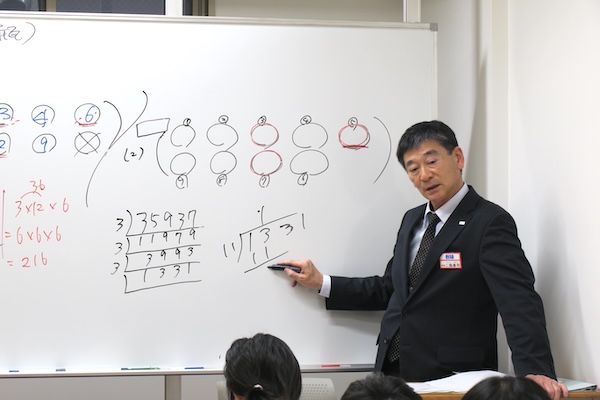 算数を担当する二瓶先生の写真