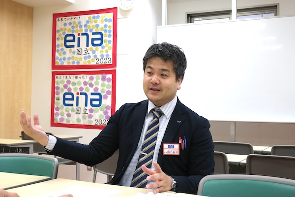 野口先生にインタビューの様子