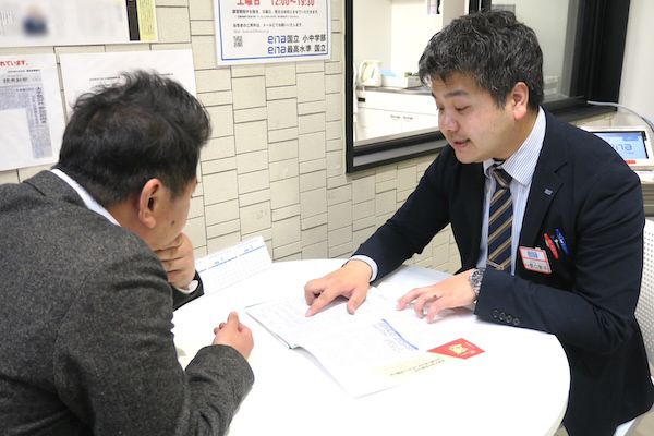 保護者と面談する野口先生