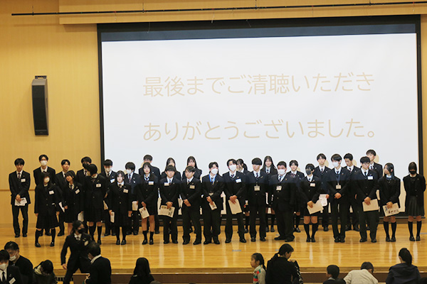 校内見学ツアーを案内するガイド役の生徒たち
