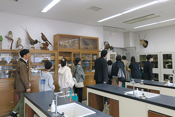 生物室を見学する参加者たちの写真