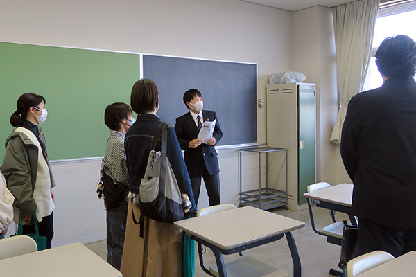 教室を見学する参加者達の写真
