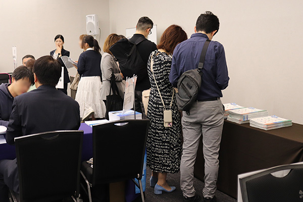 資料参加校パンフレットを見る保護者たち