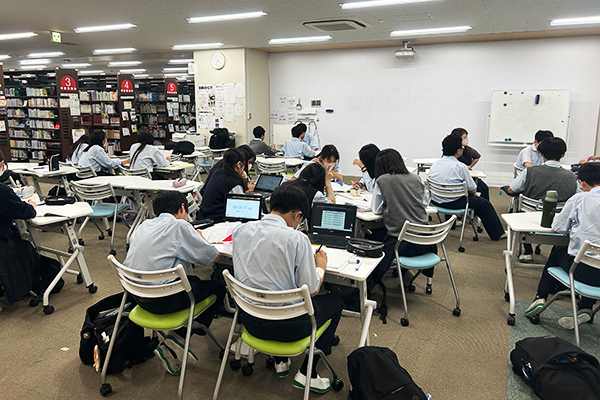 日出学園図書館内にある探究の時間に使用する部屋