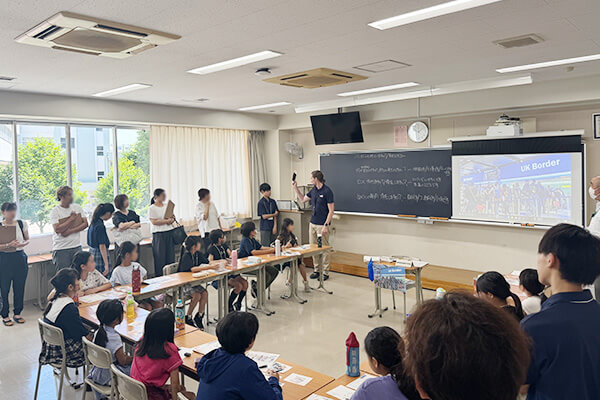 英語の体験授業の様子の写真