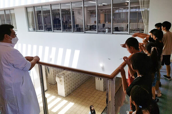 理科の体験授業　グラインダーを飛ばす飛行実験の様子