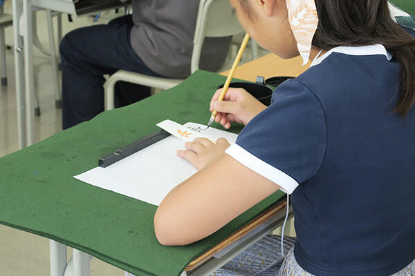 国語の体験授業で書道をする写真