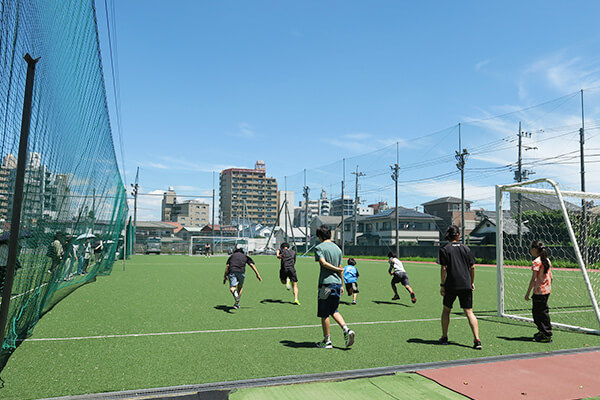 体育の体験授業で走る練習をする参加者の写真