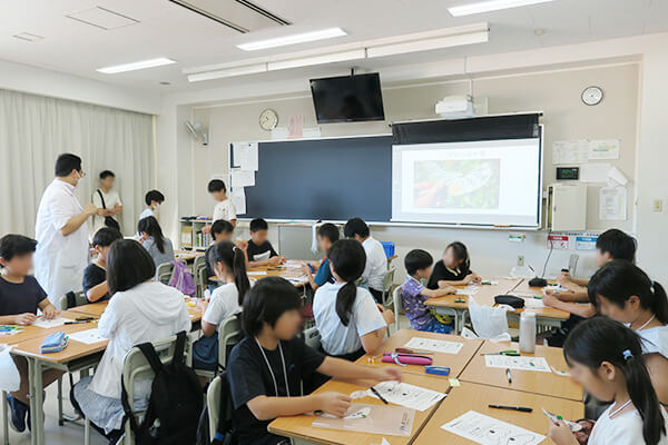 理科で模型を作る様子