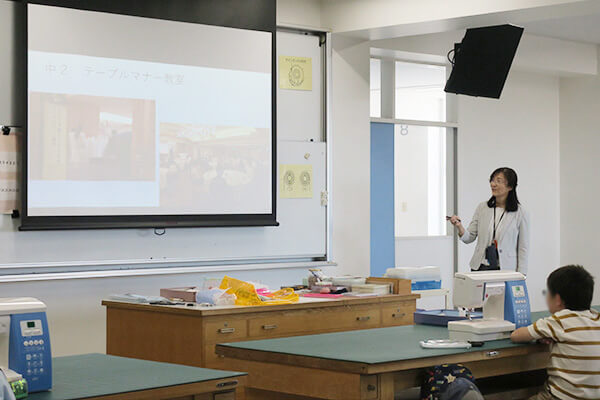 家庭科体験授業の様子の写真