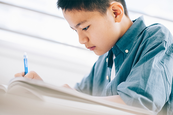 男子が勉強している画像