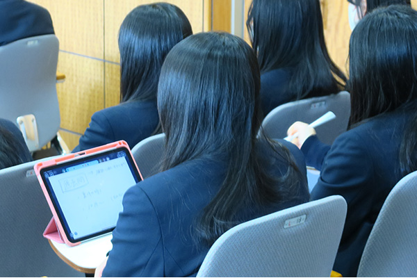 メモを取る在校生の写真