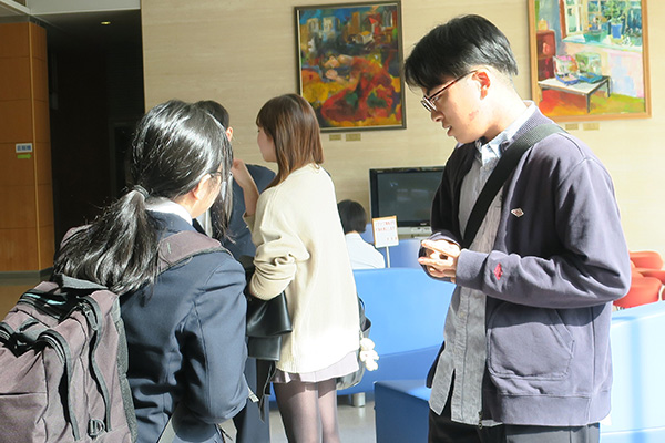 質問を受ける卒業生