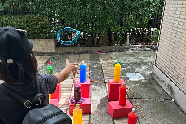 子どもも楽しめる輪投げの様子