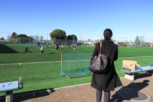 グラウンド見学の様子