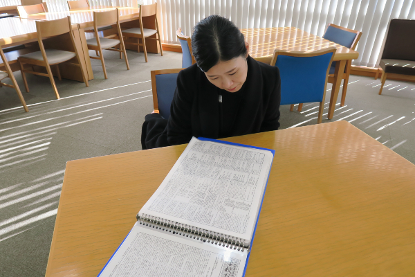 図書館で学校だよりをみている