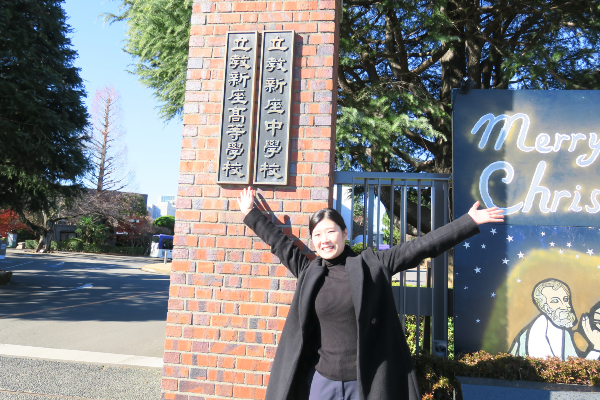 学校前で記念写真