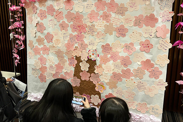 ロビーに貼られたメッセージ