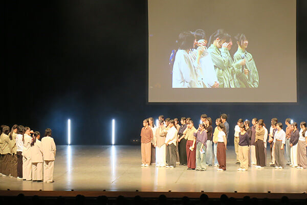 3年生の引退セレモニーで先輩たちにメッセージを送る1・2年生たちの写真