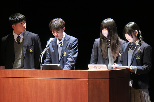 発表する生徒たちの写真