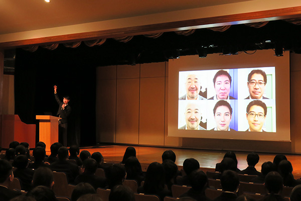 黄金比についてプレゼンする生徒の写真