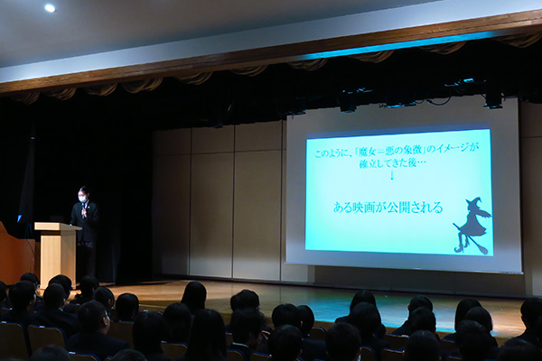 魔女のイメージについて調べた発表