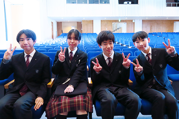 受賞した生徒たちの写真